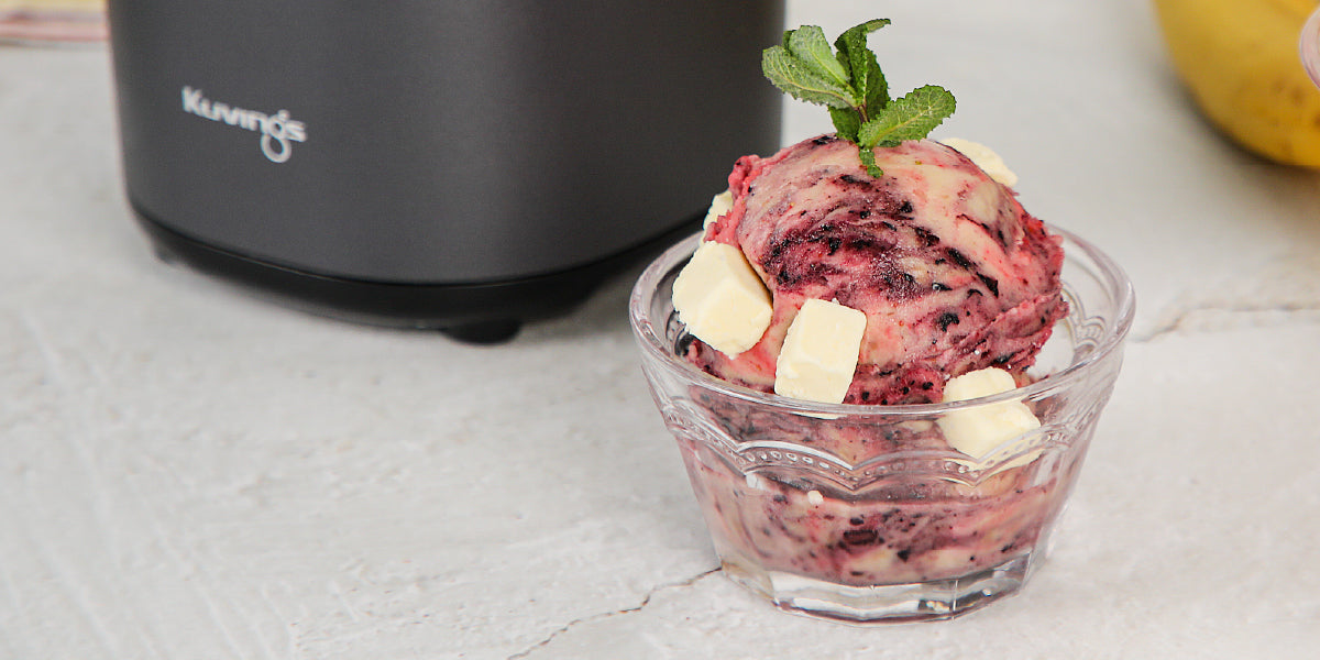 Helado de banana, frutilla y arándanos