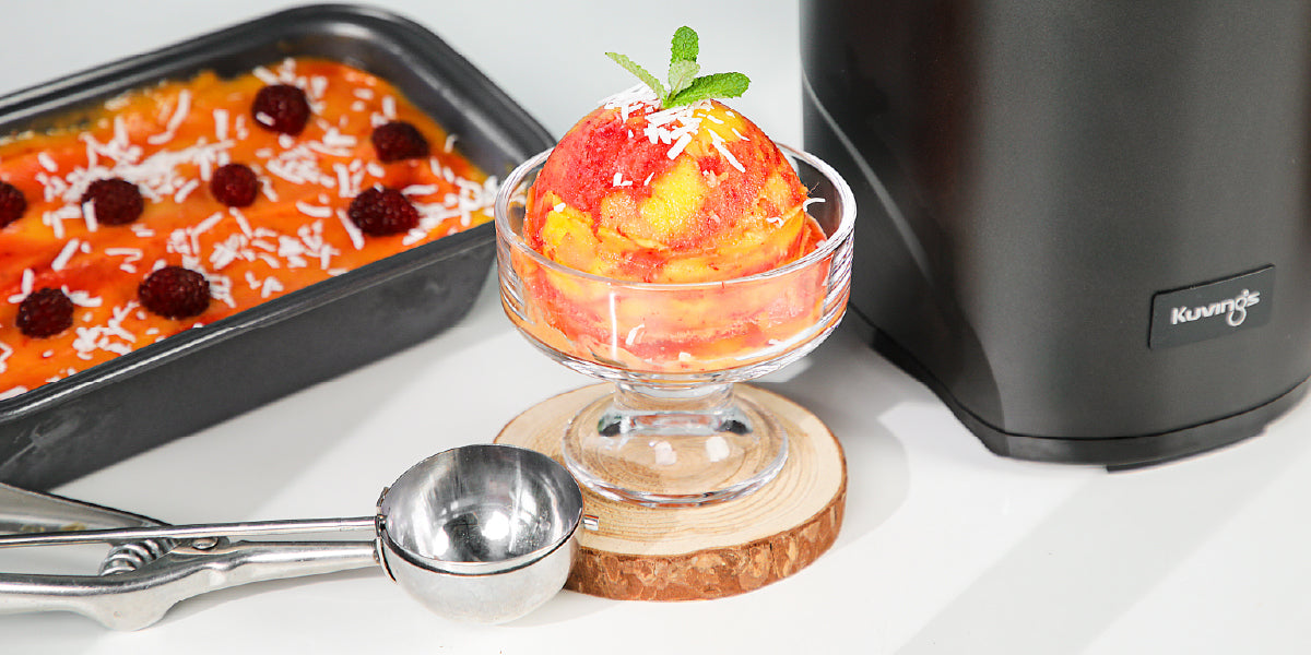 Helado cremoso de mango y frambuesas